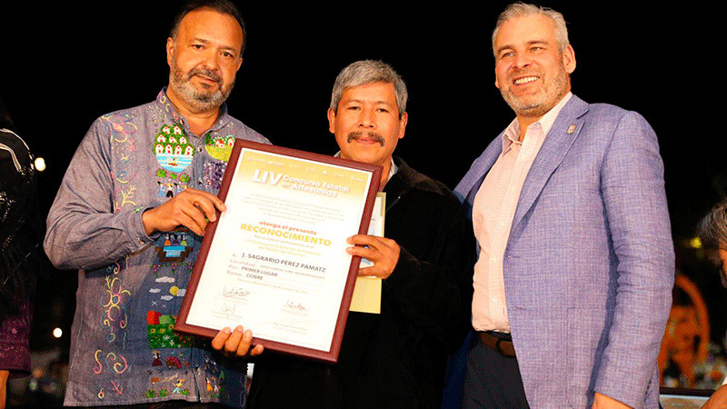 Bedolla premia las "manos mágicas" de los artesanos michoacanos