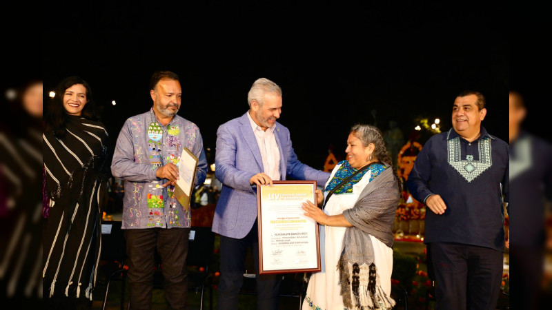 Bedolla premia las "manos mágicas" de los artesanos michoacanos