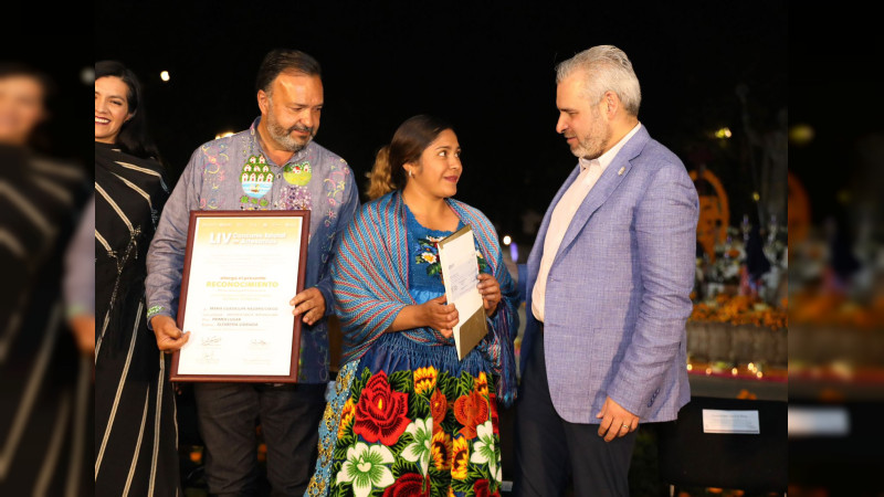 Bedolla premia las "manos mágicas" de los artesanos michoacanos