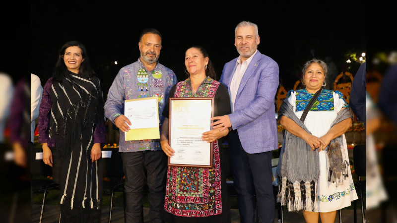 Bedolla premia las "manos mágicas" de los artesanos michoacanos