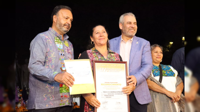 Bedolla premia las "manos mágicas" de los artesanos michoacanos