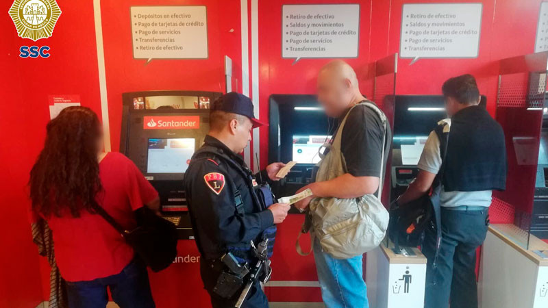 Policías encuentran y entregan dinero a usuario que lo olvidó en cajero automático de la CDMX