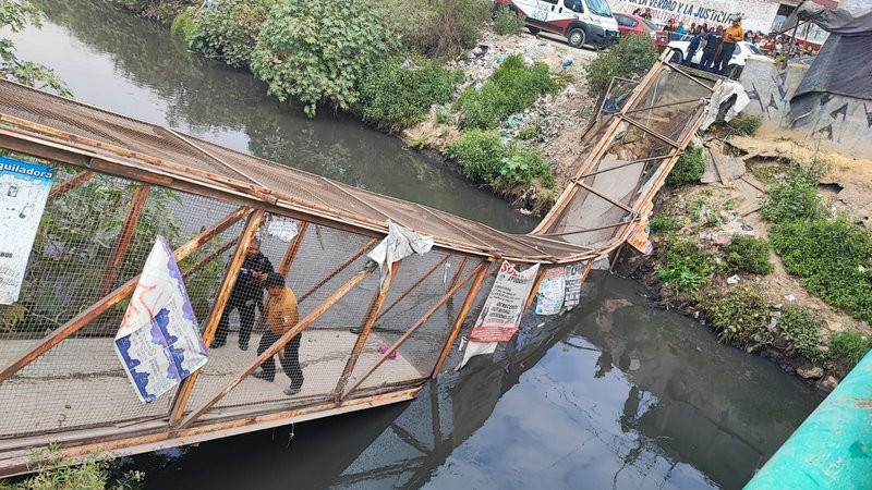 Colapsa puente peatonal en Chimalhuacán; hay al menos 15 personas heridas 