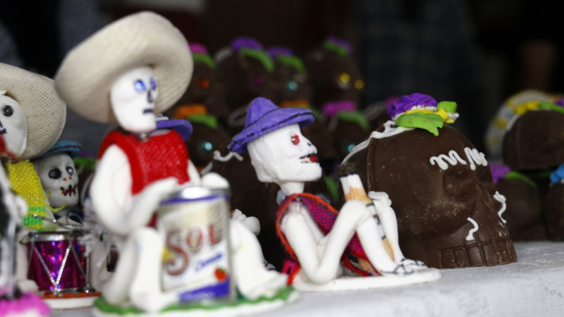 Sin calaveritas no hay altares; más de 20 años de tradición en Pátzcuaro