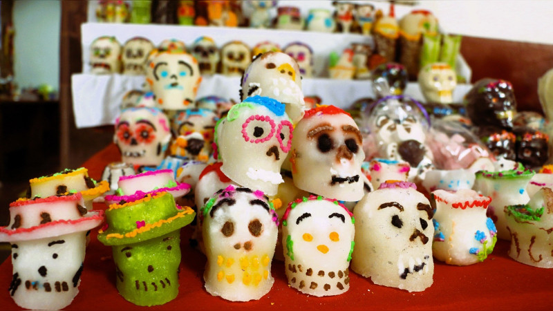 Sin calaveritas no hay altares; más de 20 años de tradición en Pátzcuaro
