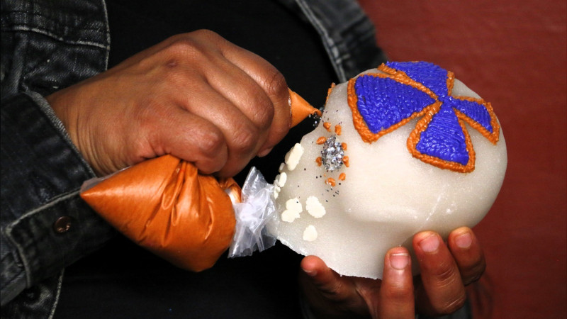 Sin calaveritas no hay altares; más de 20 años de tradición en Pátzcuaro