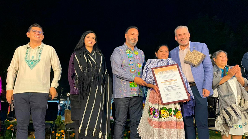 Artesana de Angahuan gana premio especial en concurso estatal 