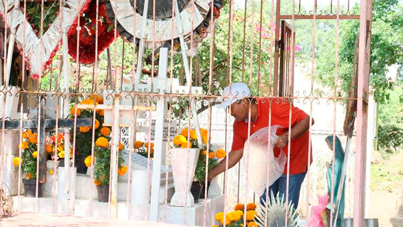 En Apatzingán, Michoacán, miles de personas celebran el Día de Muertos