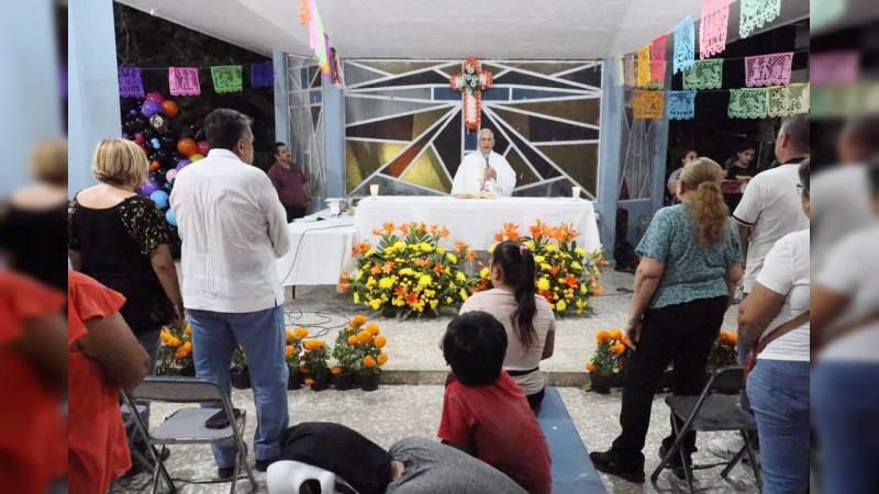 En Apatzingán, Michoacán, miles de personas celebran el Día de Muertos