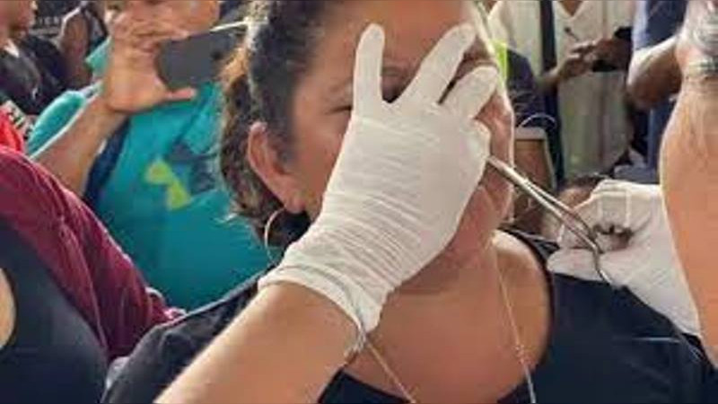 Migrantes en Chiapas se cosen los labios en protesta para que los dejen buscar el “sueño americano” 
