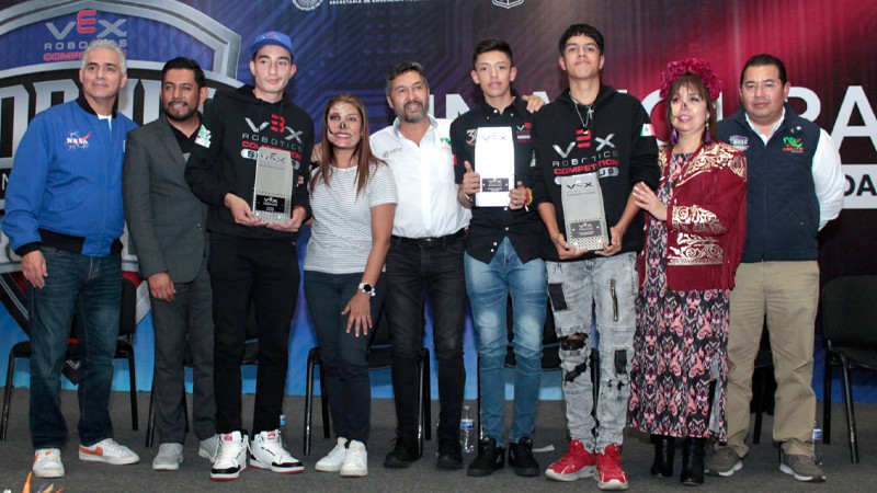 Estudiantes del Cecytem se coronan en torneo de robótica 