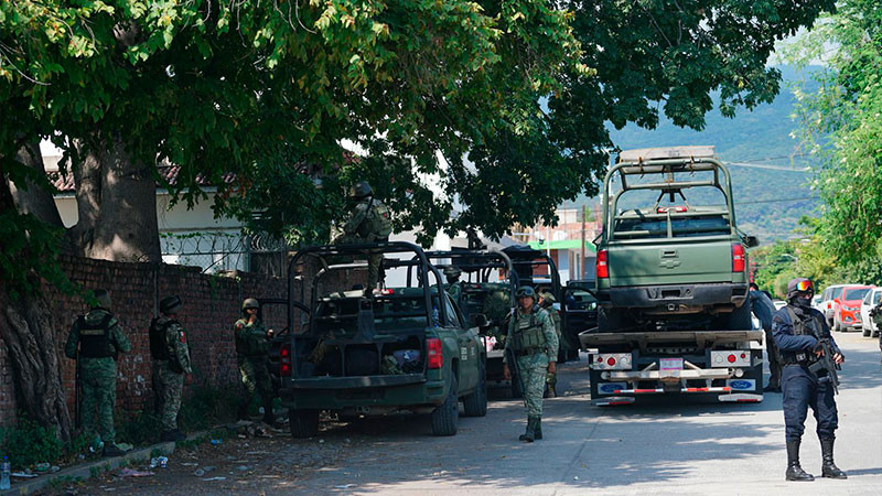Detienen en Múgica, Michoacán a 4 presuntos integrantes de célula delictiva en posesión de armamento 