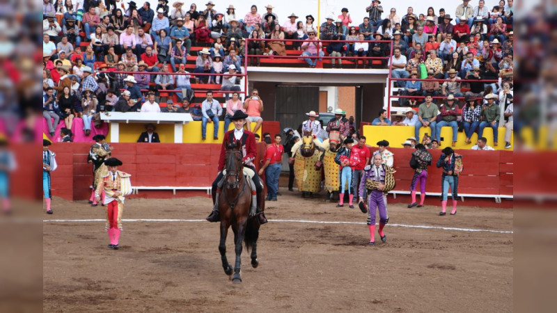 Juan Pablo Llaguno, triunfador de la corrida de toros llevada a cabo en la Plaza de Toros el Relicario, en Cd Hidalgo