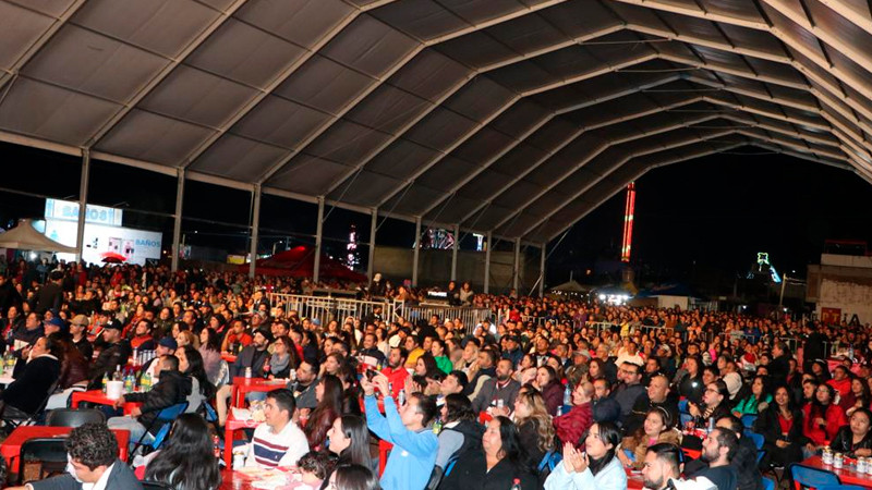 Noche de humor y risa, fue la que se vivió en el foro de Espectáculos de la Feria de Cd. Hidalgo, con la presentación de Guerra de Chistes