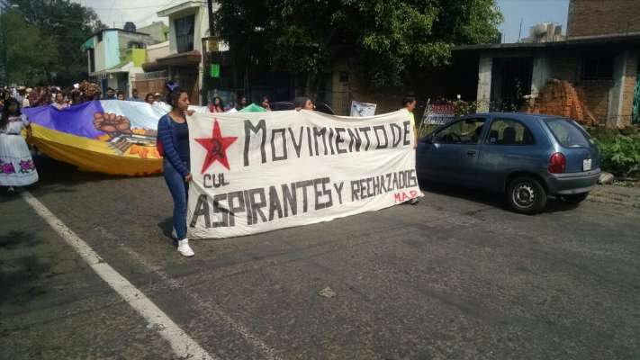 Marchan en Morelia rechazados de la Universidad Michoacana - Foto 0 