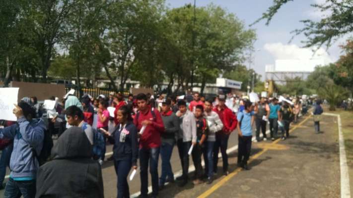 Marchan en Morelia rechazados de la Universidad Michoacana - Foto 1 