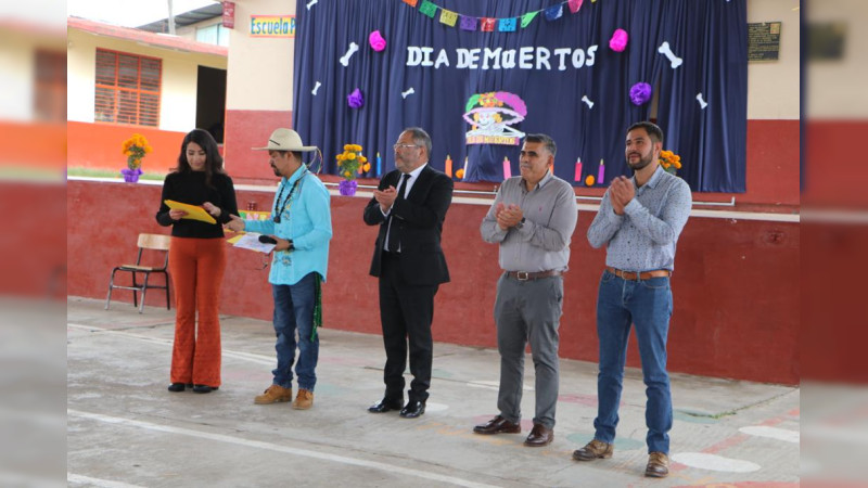 José Luis Téllez Marín, asistió a la Celebración del Día de Muertos y la exhibición de Tapetes y Altares de la zona Escolar 237