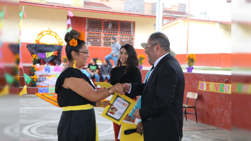 José Luis Téllez Marín, asistió a la Celebración del Día de Muertos y la exhibición de Tapetes y Altares de la zona Escolar 237