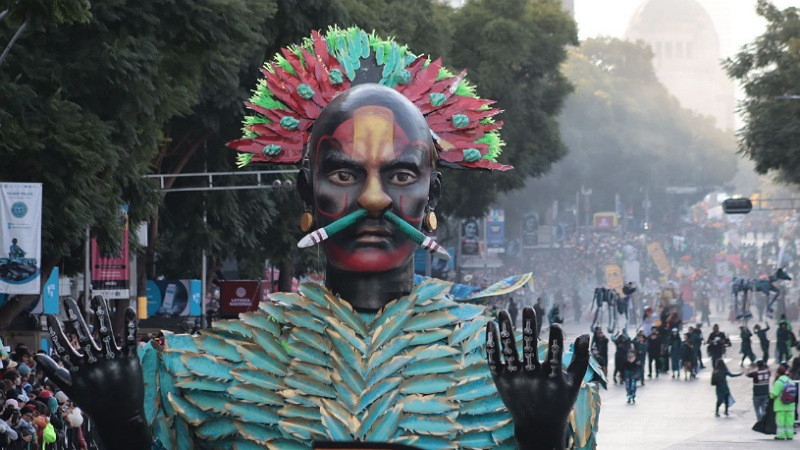 Festividades por el Día de Muertos culminan en la CDMX con mega desfile de calaveras 
