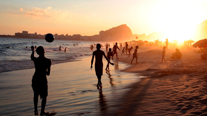 Regresa el turismo a playas de Acapulco, tras paso de huracán "Otis" 