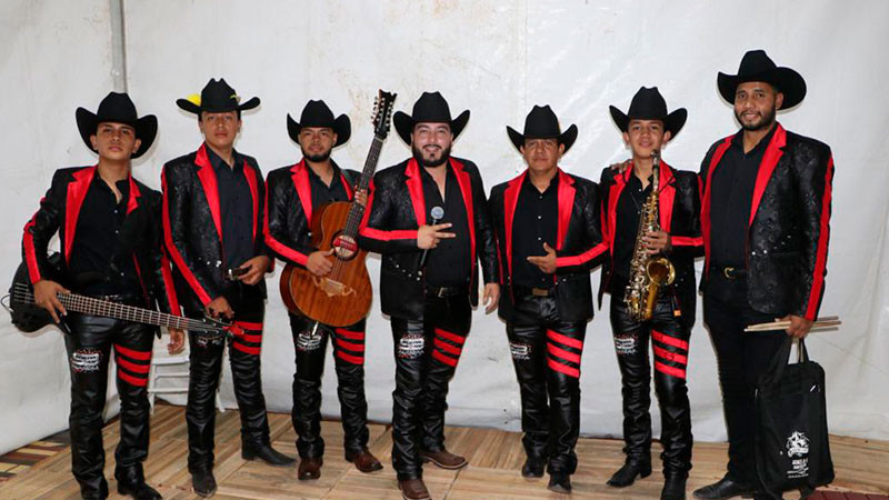 Los Ciudadhidalguenses bailaron y cantaron a ritmo de la música de Pequeños Musical en el Foro de Espectáculos de la Feria de todos los Santos