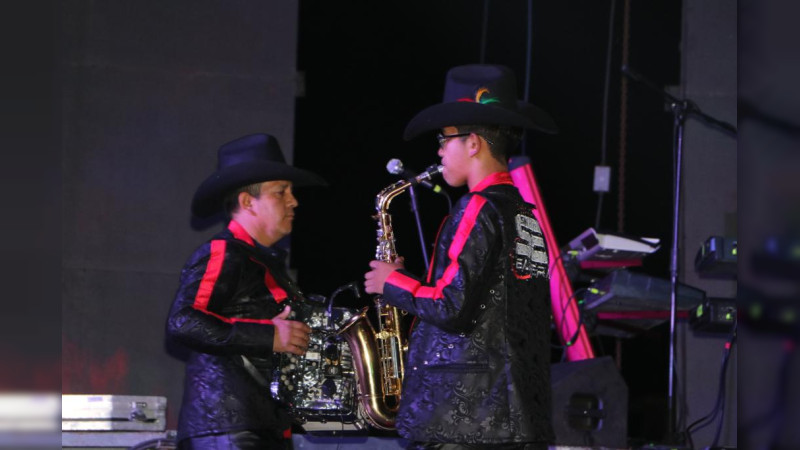 Los Ciudadhidalguenses bailaron y cantaron a ritmo de la música de Pequeños Musical en el Foro de Espectáculos de la Feria de todos los Santos