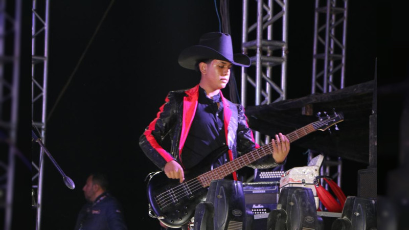 Los Ciudadhidalguenses bailaron y cantaron a ritmo de la música de Pequeños Musical en el Foro de Espectáculos de la Feria de todos los Santos