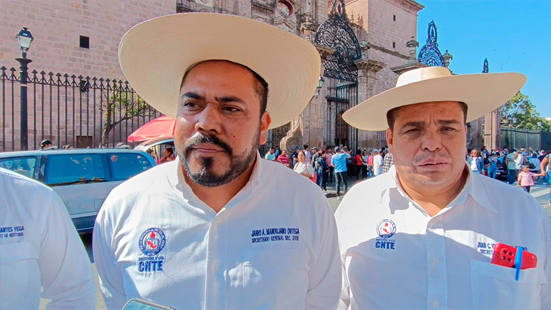 Integrantes de la CNTE se manifiestan divididos en Michoacán