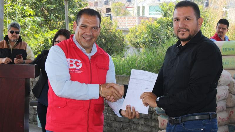 Entrega Bladimir González material de construcción a 6 escuelas de Tarímbaro 