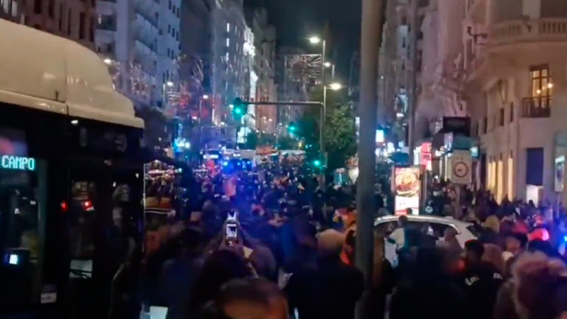 Policías se enfrentan con ultraderechistas españoles, en Madrid 