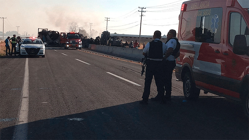 Fuerte accidente registrado en carretera Salvatierra-Celaya provoca incendio de un tráiler 