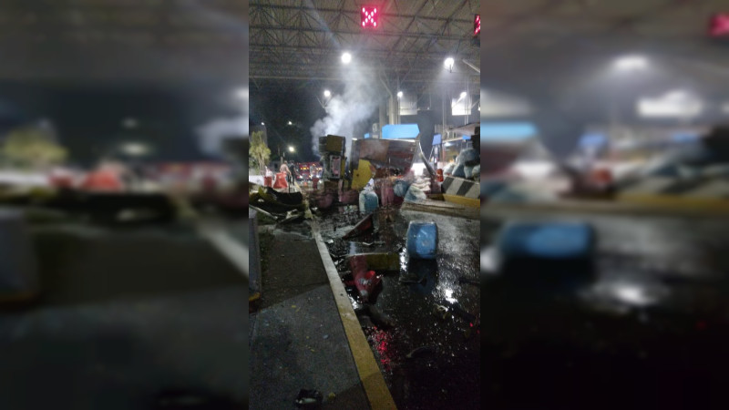 Tráiler sin frenos choca en la caseta de Zinapécuaro, Michoacán: Habría 4 fallecidos 