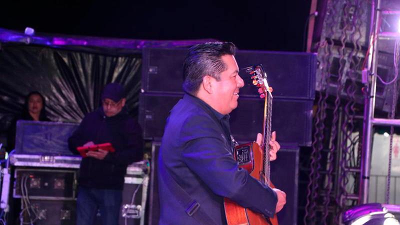 Ciudad Hidalgo vivió una noche romántica con los boleros de Carlos Cuevas en la feria de Todos los Santos