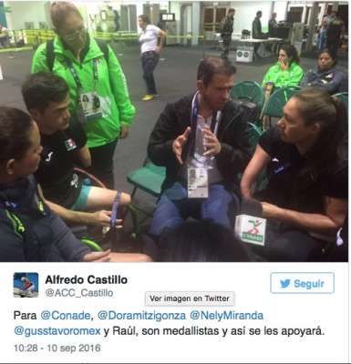 Doramitzi González recibe explicaciones de Alfredo Castillo por perder la oportunidad de ganar una medalla de oro  