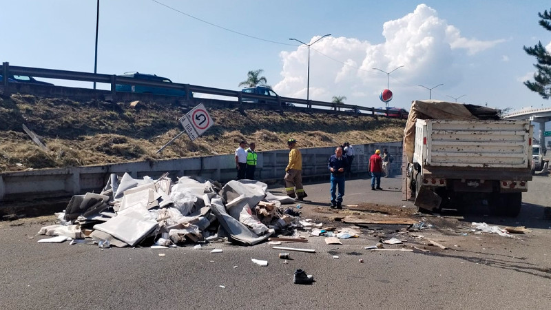 Vuelca camión materialista en el libramiento de Morelia, Michoacán