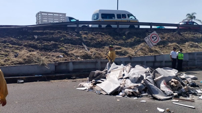 Vuelca camión materialista en el libramiento de Morelia, Michoacán