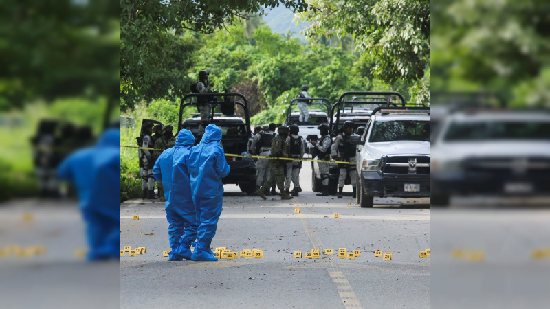 Familiares de 13 policías masacrados en Guerrero, viajan 615 kilómetros a Michoacán buscando seguridad: No los dejaron ni enterrar a sus muertos 