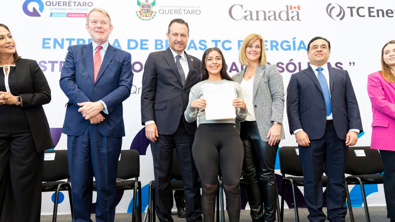 Entregan becas para impulsar fuerza laboral calificada en Querétaro 