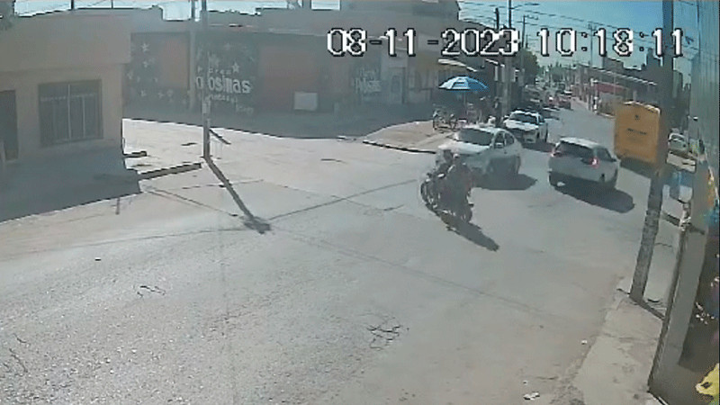 Taxi embiste a pareja de motociclistas y una menor en San Luis Potosí 