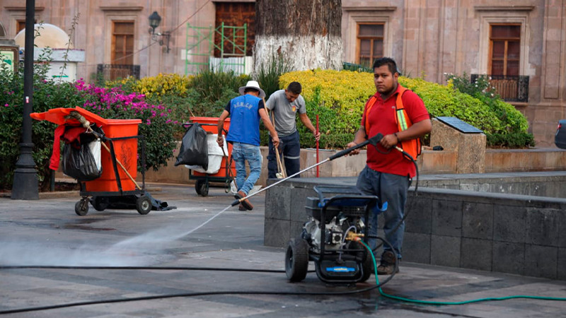Gobierno de Morelia realiza acciones de limpieza en Plaza Melchor Ocampo