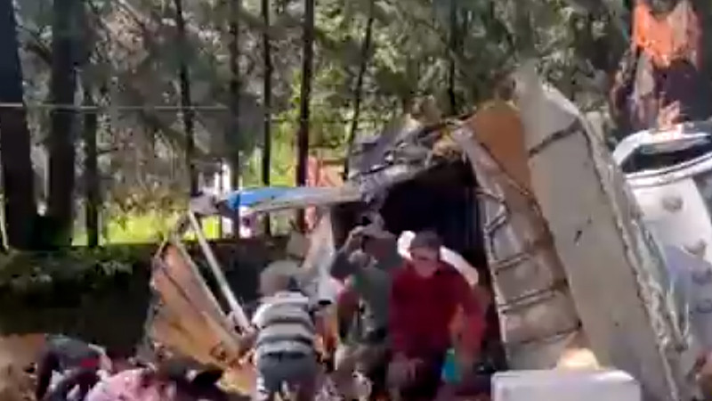 Rapiñan víveres para damnificados de Guerrero, tras volcadura de camión de carga 