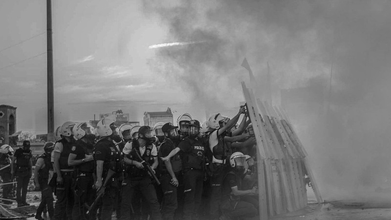 Normalistas y policías se enfrentan a las afueras del Palacio de Gobierno de Chiapas 