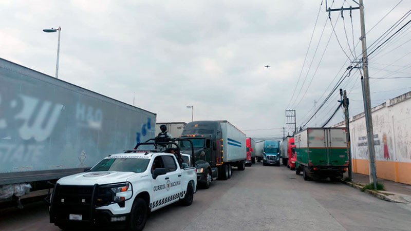 Guardia Nacional escolta camiones cargados con enseres domésticos destinados a familias afectadas por Otis 