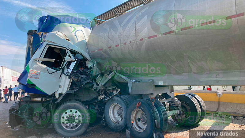 Operador queda prensado en fuerte accidente en el libramiento Noreste en Querétaro 