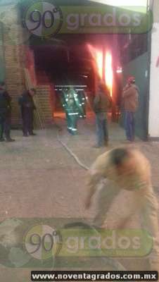 Bomberos de Zacapu, Michoacán, sofocan incendió de aserradero  - Foto 0 