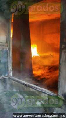 Bomberos de Zacapu, Michoacán, sofocan incendió de aserradero  - Foto 3 