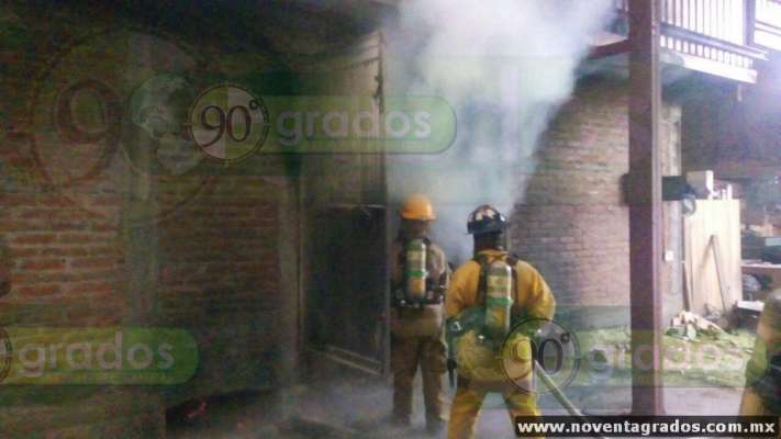 Bomberos de Zacapu, Michoacán, sofocan incendió de aserradero  - Foto 5 