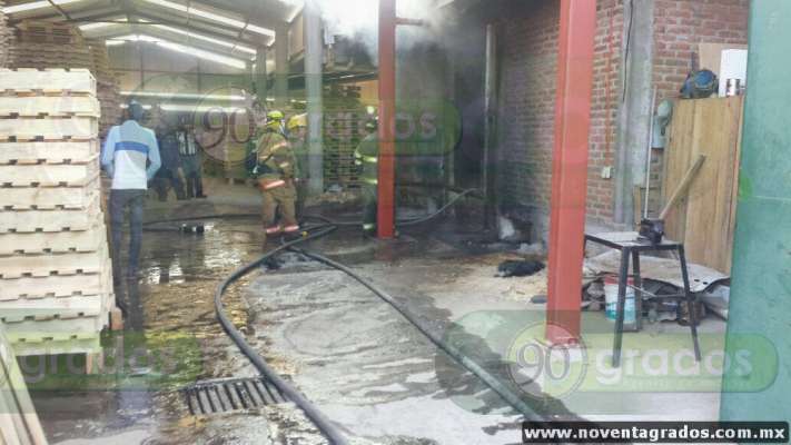 Bomberos de Zacapu, Michoacán, sofocan incendió de aserradero  - Foto 7 