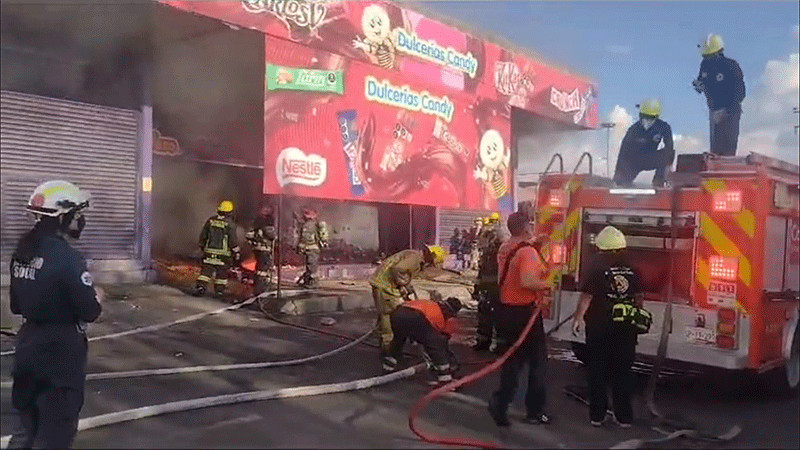 Se registra incendio en dulcería de la Central de Abasto de Puebla; hay una persona lesionada 