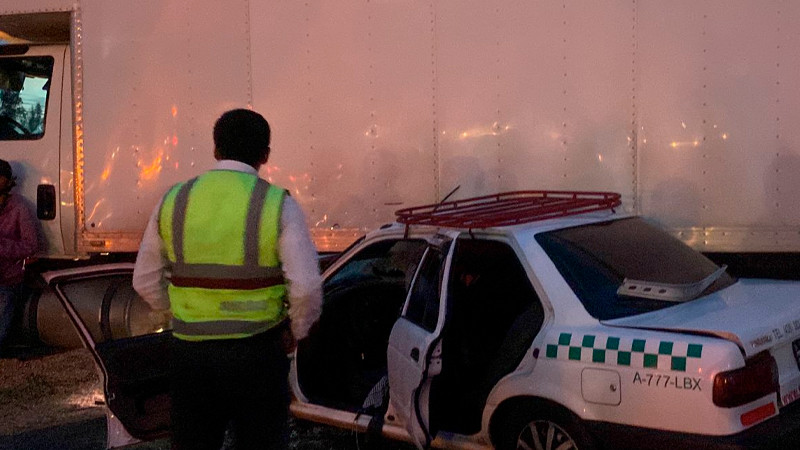 Se registra choque entre taxi y tráiler, sobre la Morelia-Salamanca, hay 3 heridos